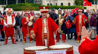 İstanbul'da fetih coşkusu! Mehteran gösterisine yoğun ilgi