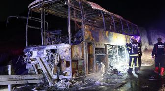 Denizli'de bariyerlere çarpan yolcu otobüsü alev aldı: 8 ölü