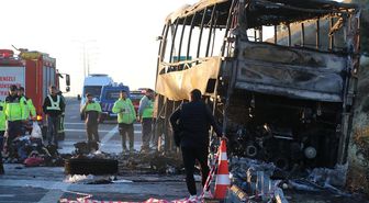 Denizli'de bariyerlere çarpan yolcu otobüsü alev aldı: 8 ölü