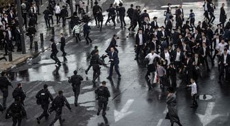 İsrail polisi, zorunlu askerlik karşıtı gösteri yapan Haredilere ses bombalarıyla müdahale etti
