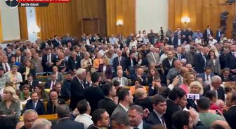 CHP grup salonunda hıncahınç kalabalık! Vekiller sloganlar atıyor