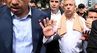 Özgür Özel'in CHP Genel Merkez'deki arbedeyle ilgili ilk kez açıkladığı detay: Bellerinde kasaturalarla geldiler