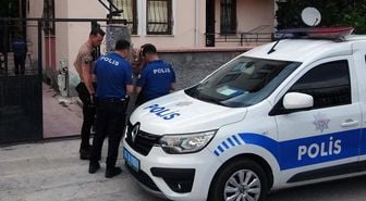 Uzaklaştırma kararı olan koca, çocuklarının gözü önünde eşini boynundan bıçakladı