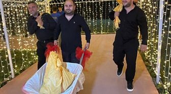 Tokat'ta arkadaşları damada 10 bin liralık madeni para taktı