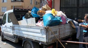 İhbar üzerine girilen evden 5 kamyon çöp çıktı