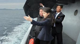 Kızını da yanına alan Kim Jong Un'dan dünyaya 10 bin tonluk gözdağı