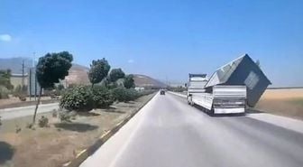 Tırda yüklü konteyner, fırtınada düştü; o anlar kamerada