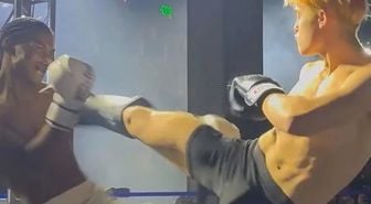 Ünlü oyuncunun oğlu babasının izinden gidiyor, ringin tozunu attırdı
