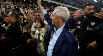 Aziz Yıldırım'ın duygusal anları! O tezahüratı duyunca anında eşlik etti