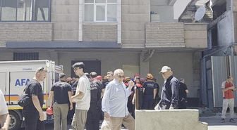 Küçükçekmece'de yıkımı yapılan binada kısmi çökme yaşandı; 3 işçi yaralandı