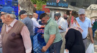 Halde alıcı bulamadığı 4 ton domatesi vatandaşlara ücretsiz dağıttı