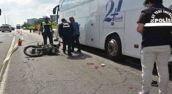 Arızalanan otobüse çarpan motosiklet sürücüsü, otomobilin çarpması sonucu can verdi