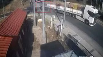 İzmir'de feci kaza: Tıra adeta ok gibi saplandı