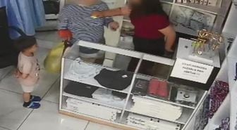 Ücret nedeniyle tartıştığı terzinin kızını darbetti; olay kamerada