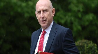 İngiliz hükümetinde bütçe depremi! Savunma Bakanı John Healey istifa etti