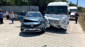 Antalya'da okul servisi otomobille çarpıştı: 7'si anaokulu öğrencisi 9 yaralı