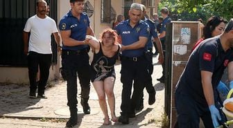 Antalya'da korku dolu dakikalar! Mahalleyi ayağa kaldırdı: Evini ateşe verip kendini içeri kilitledi