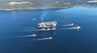 Dünyanın 3'üncü büyük ağır kaldırma vinci Çanakkale Boğazı'ndan geçti