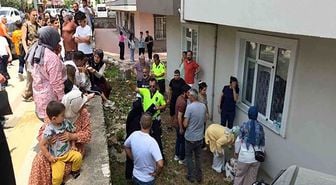 Otomobil apartman bahçesine uçtu, faciadan dönüldü