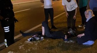 Devrilen motosikletten düşen genç yaralandı, annesi yanından ayrılmadı