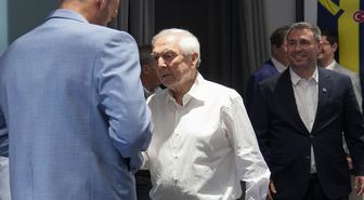 Vedat Muriqi'nin Aziz Yıldırım ile tokalaşmadan önce yaptığına beğeni yağıyor