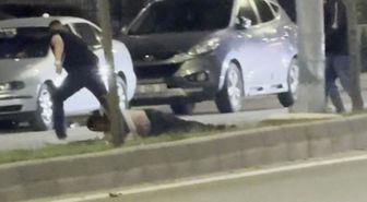 Bir tokatla yere serdiği şahsı sürükleyerek götürdü, o anlar kamerada