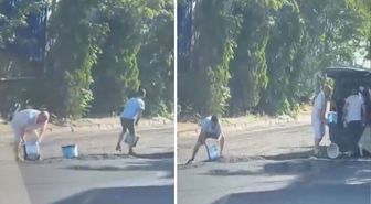 Yola yeni dökülen sıcak asfaltı kovalarla çaldılar