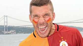 Fenerbahçe'nin rakibi olan Podolski'den flaş paylaşım