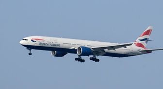 Tokyo'daki havalimanında British Airways yolcu uçağında akıllı telefon alev aldı
