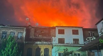 İstanbul'un kalbinde korkutan yangın! Tarihi han alevlere teslim oldu