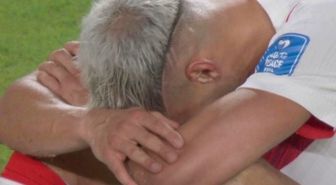 Mert Müldür gözyaşlarını tutamadı! Maç sonu yürek burkan görüntü