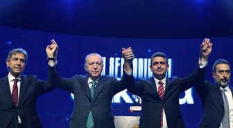 Levent Koç, AK Parti'ye geçti! Rozetini Cumhurbaşkanı Erdoğan taktı