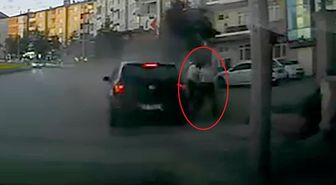 Otomobilin altında kalmaktan son anda kurtuldular; o anlar kamerada