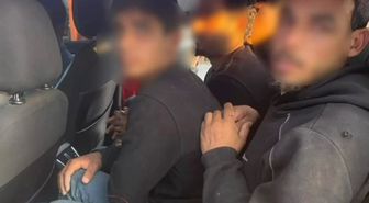Taksiyle göçmen kaçıran insan tacirleri polisten kaçamadılar