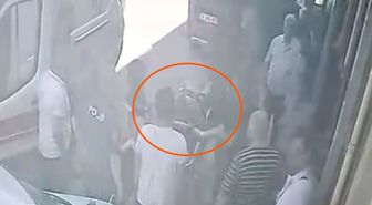 Krikodan düşen aracın altında kalan kaporta ustası yaralandı