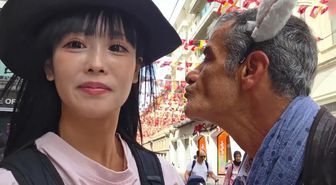 Taksim'de skandal görüntü! Japon yayıncıyı rahatsız etti, esnaf müdahale etti