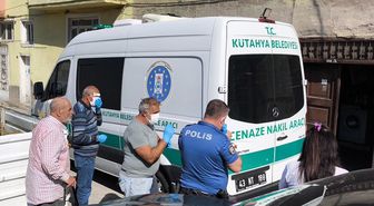 Annesinin cesediyle günlerce aynı evde yaşadı