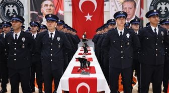 Amasya'da polis adaylarının gurur günü: Mezuniyeti 'Erik dalı' oynayarak kutladılar