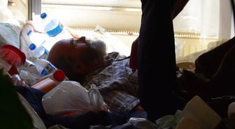 Yaşadığı 'çöp ev'de mahsur kaldı