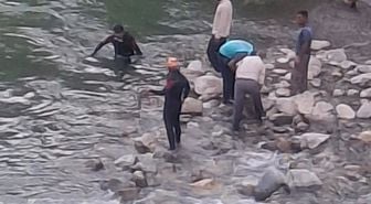 Bitlis'te dereye giren 3 kardeşten biri hayatını kaybetti, diğerini ise baba kurtardı