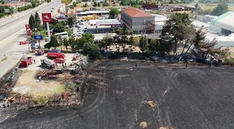 Buğday tarlasında çıkan yangın, akaryakıt istasyonuna sıçramadan söndürüldü