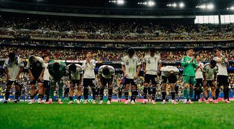 Japon futbolcular, Brezilya'ya elendiği için taraftarların önünde eğilerek özür diledi
