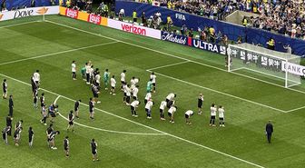 Japon futbolcular, Brezilya'ya elendiği için taraftarların önünde eğilerek özür diledi