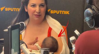 Hem emzirdi hem canlı yayına devam etti