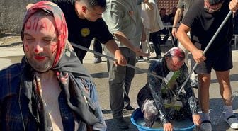 İşkence gibi eğlence! Şalvar giydirilip, boynuna çan takıldı, fırçayla yıkandı
