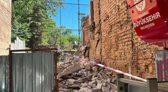 Kadıköy'de bina yıkımı sırasında göçük altında kalan 2 işçi kurtarıldı