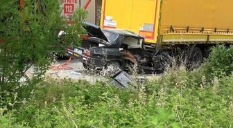 Samsun'da park halindeki tıra çarpan otomobilde 2 kişi hayatını kaybetti