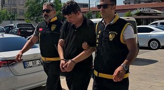 Sahte kimlikle kaçtı ama gerçek kolunda kazılıydı! Hapsi boyladı