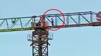 Vinç operatörü 40 metre yükseklikte namaz kılıp çalışmaya devam etti
