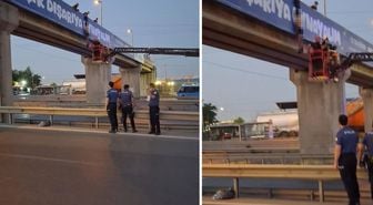 Yarı çıplak şahıs üst geçitte asılı bulundu